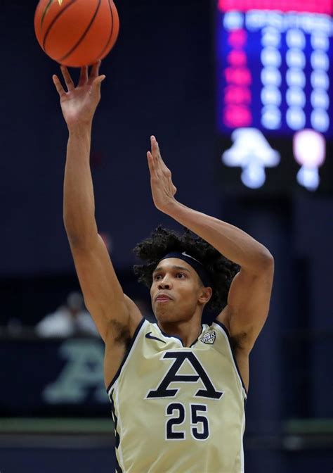 Freeman scores 21, Akron knocks off Bradley 67-52